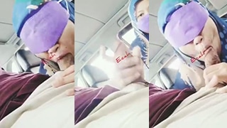 Gadis Berjilbab Biru Menggoda di Dalam Mobil