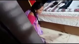 Pembantu Desi Suka Pamer Tubuh Seksi