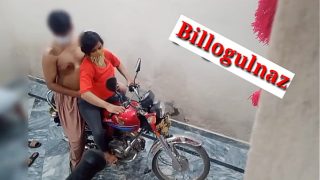 Teman Goyang Ganas di Atas Motor dengan Suara Erotis Hindi