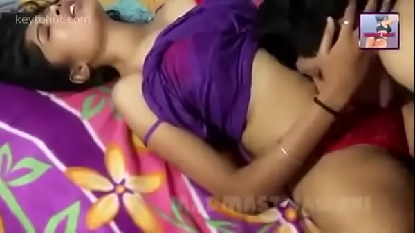 Gadis India yang menggoda dengan lekuk tubuh mempesona