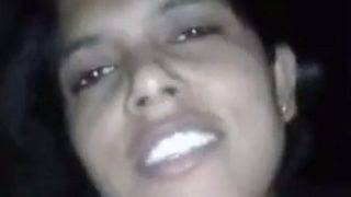 Desi manis menggoyang payudara montok dengan nafsu liar
