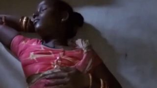 Gadis Adivasi mengangkat sari, membuka kemesraan tersembunyi di antara pahanya
