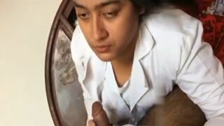Gadis Dhaka melayani temannya dengan mulut menggoda dalam adegan panas ala desi
