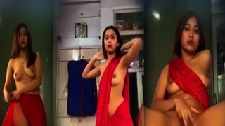 Gadis India telanjang bugil melepas sari dalam video panas