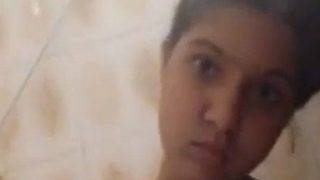 Gadis India yang Menggairahkan Mandi dan Terekam MMS