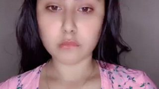 Gadis model India menggoda payudara dan putingnya dengan nafsu