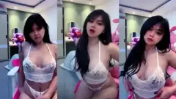 Gadis Seksi Bergaun Dalaman Putih yang Menggoda