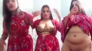Gadis seksi menggoda pacarnya dengan memamerkan payudara dan pantatnya dalam tarian striptis