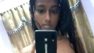 Gadis Tamil remaja berpose telanjang di kamar tidur untuk pacarnya