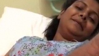 Menggoda yoni mulus adik ipar di ranjang rumah sendiri