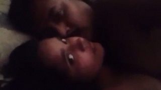 Pasangan India panas bercinta liar di rumah, adegan seks Hindustan yang menggoda