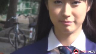 Tomomi Motozawa dalam seragam sekolah mengisap teman sekelasnya