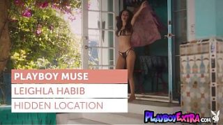 Leighla Habib, si cewek Arab seksi yang tersenyum, membuka pakaian dan mandi basah kuyup
