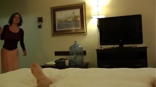 Ibu tiri tak kuasa menahan godaan untuk melahap batangku saat ayah tiriku pergi.