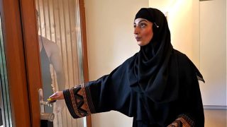 Gadis Arab ingin menjaga keperawanan hingga pernikahan, namun empat pria menggoda hasratnya.