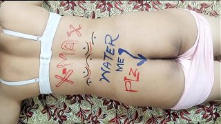 Pesta Tahun Baru dan Natal, Dildo Menggila di Pantat Besar dan Memeknya, Bergaun Merah, Bra Putih, dan Hijab Hitam