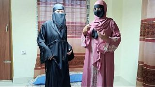Kakak berhijab Desi dan adik tirinya mendambakan kontol besar kakak tiri di dalam memek ketat mereka