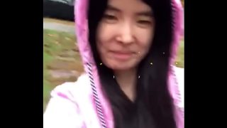 Gadis Asia Telanjang Dada Basah Kuyup di Tengah Hujan Deras