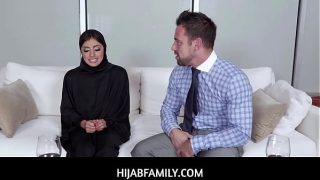Gadis Arab Berjilbab Dihisap dan Ditunggangi Keluarga