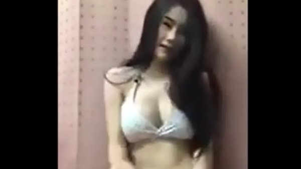 Asiática Menggoyang Tubuh Seksi di Live Streaming Facebook