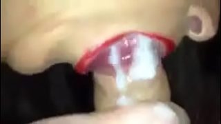 Dia hisap kontol suaminya dengan nafsu dan suara Hindi yang menggairahkan