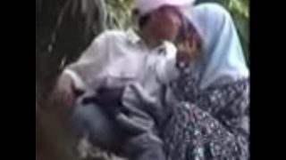 Gadis Malaysia Berjilbab Mengocok Kontol