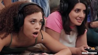 Mode Kerja Sama Panas untuk Gadis Gamer / Raja Kenyataan
