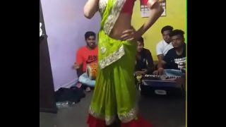 Desi bhabhi yang menggoda dengan tubuh seksi dan nafsu yang membara