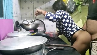 गांव से आई नादान बाई को कुछ पता नहीं था, तो मालिक ने उसका बेबसी का फायदा उठाकर उसे चोद डाला