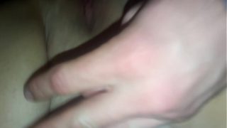 Penis berdenyutku menembus dalam-dalam ke liang istriku