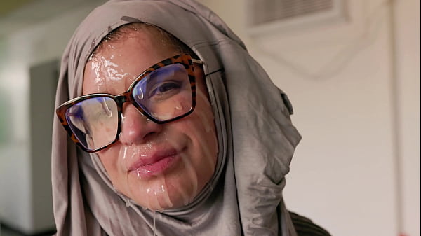 Wanita Berhijab Cosplay Digituju Wajahnya oleh Milf Amerika