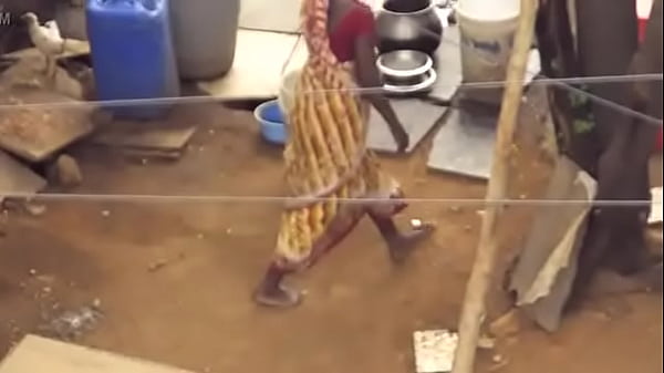 Desi Berdiri Kencing dan Mengencingi