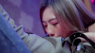 Gadis panas Tiongkok Lin Siyu sedang mengisap kontol dan ditusuk dengan keras.