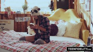 Kejutan Penuh Sperma dari Ayah Tiri di Dalam Vagina Shyla Ryder