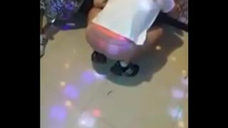 노래방에서 팬티 벗고 음란하게 즐기는 야한 쇼
