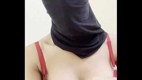 Gadis Berhijab Arab dalam Niqab Memamerkan Payudara Besar dan Tetek Bulat Sempurna