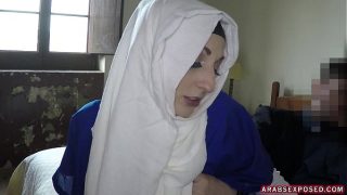 Gadis Arab cantik menghisapnya demi uang tunai