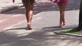 Gadis manis nan seksi berjalan ke pantai dengan pantat menggoda!