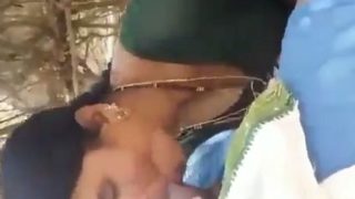 Bocah desa India ngocok di tengah sawah