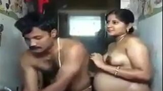 Cowok Patna mandi telanjang bareng istri hamilnya yang seksi