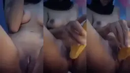 Gadis SMA Berjilbas Basah Mengocok Memek