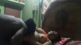Gila! Bapak Ganteng Gitu Ngentot Bhabhi Seksi India di Video Panas Tamil