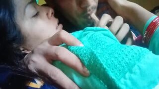 Istri nakal berciuman dengan kekasih gelap dan membiarkannya menghisap payudaranya