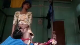 Kakak Mesum Nikmati Seks Cepat dengan Adik Remaja yang Menggairahkan