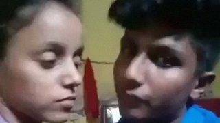 Pasangan desa India berciuman dan bercumbu mesra