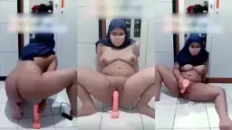 Tante Jilboobs, Si MILF Sange Colmek Pakai Dildo Gede