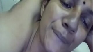 Tante Tamil bugil pamer payudara montok di video call panas