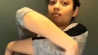 Video Nisha melepas baju kaos Desi yang menggoda