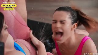 Klub Muncrat Brazzers: Keira Croft dan Chanel Camryn Basahi Ranjang dengan Adrenalin Seks Liar!