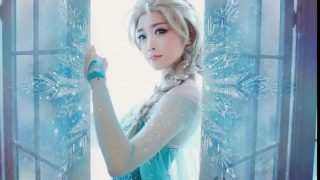 Elsa, gadis Asia remaja yang menggoda dengan tubuh mulus dan tatapan penuh gairah